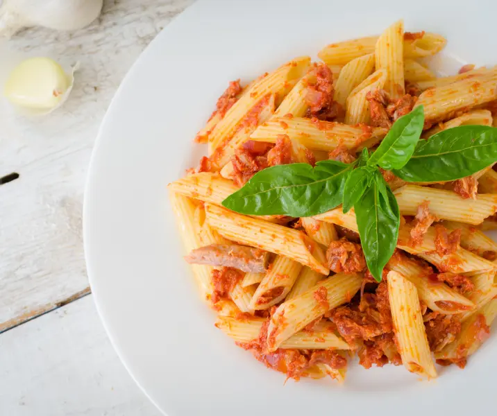 Tallarines con jurel y salsa de tomate bbb