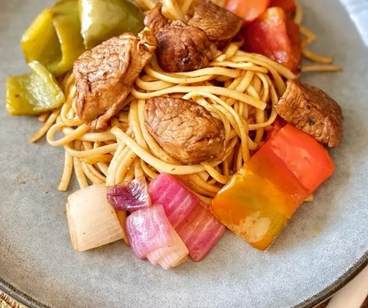 Saltado criollo con trozos de filete de cerdo sin gluten