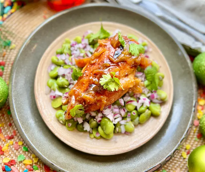 Pechugas de pollo a la naranja y miel con ensalada de habas
