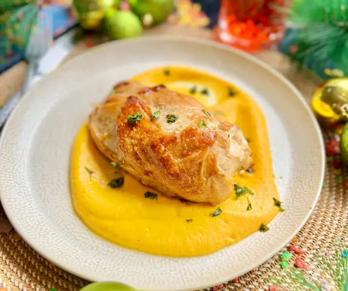 Pechuga de pollo en salsa zapallo y maní