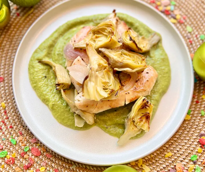 Pollo asado con alcachofas y crema de alcaparras