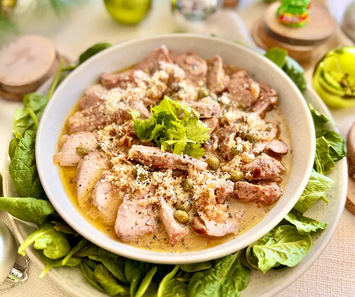 Pavo en salsa parmesana y vino blanco con alcaparras