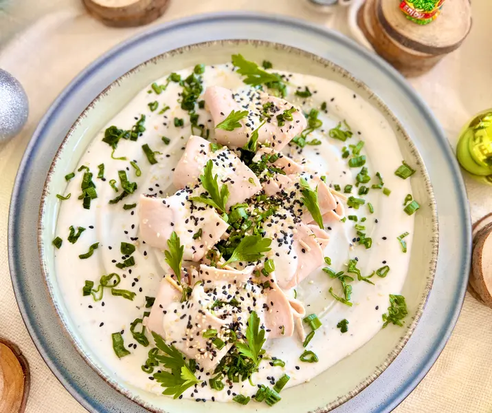 Saquitos de pavo rellenos de setas con salsa de yogurt