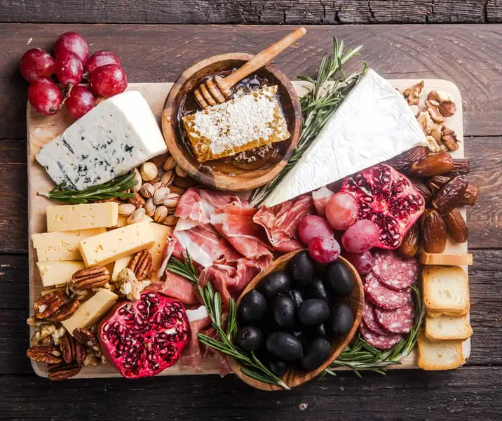 Tabla de quesos, embutidos y aceitunas