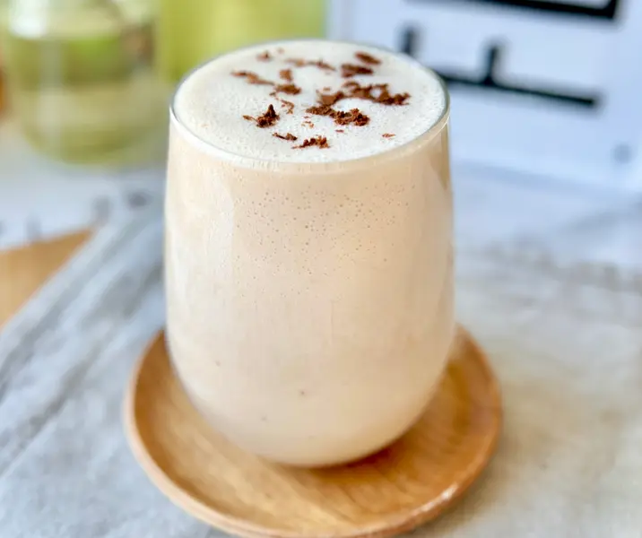 Leche de almendras con plátano y clavo de olor