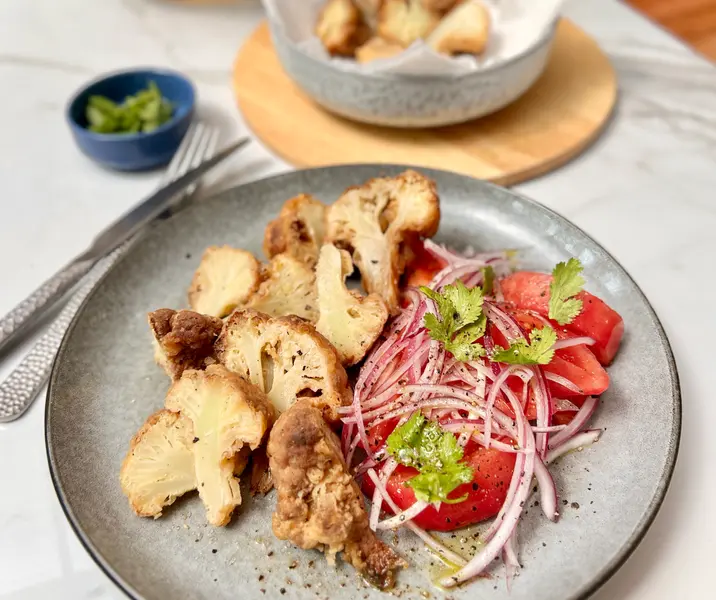 Frititos de coliflor con ensalada a la chilena