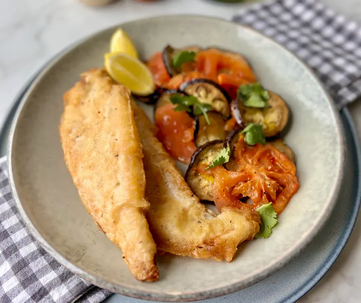 Reineta frita con tomates y berenjenas al horno