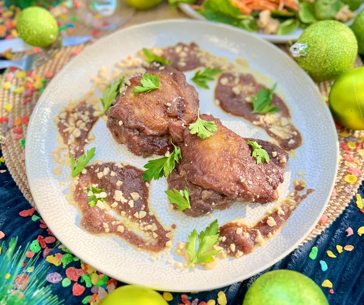 Pollo con pera y vino tinto acompañado de ensalada de zanahoria, espinaca, nueces y pasas con reducción balsámica