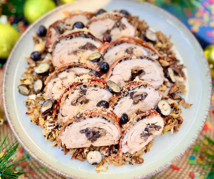 Pollo relleno de champiñones y sésamo acompañado de repollo asado