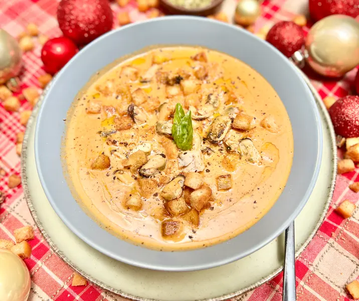 Crema de mariscos con crutones caseros