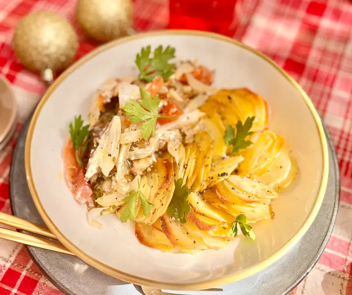 Reineta al horno con papas en láminas a las finas hierbas