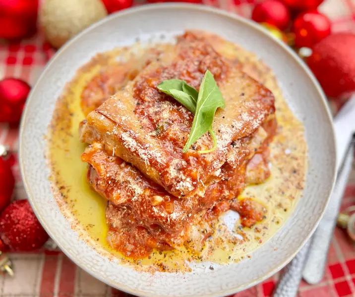 Lasaña de albóndigas de atún con bechamel dulce