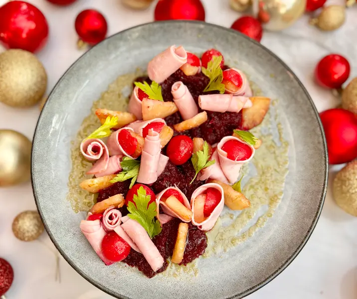 Rollitos de jamón ahumado con puré de betarraga