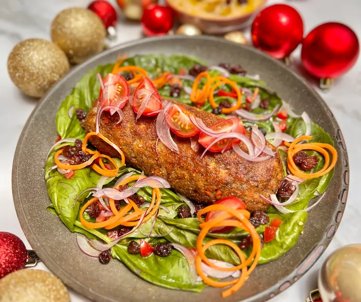 Rollo de carne crocante y puré de manzana con pasas