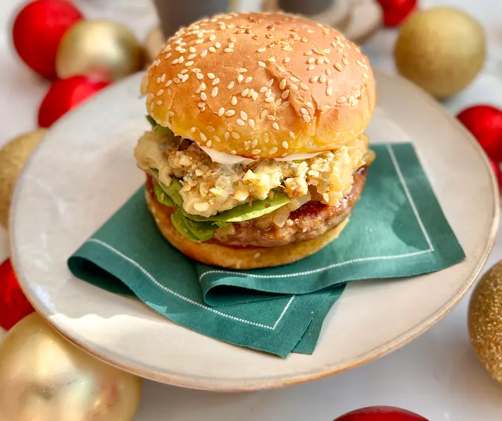 Hamburguesa navideña con pera, rúcula, queso azul y nueces