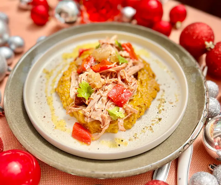 Plateada de cerdo a la chilena desmechada con puré de camote