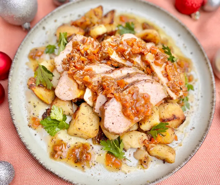 Lomo de cerdo jugoso con miel al horno con mix de papas asadas y cebollas