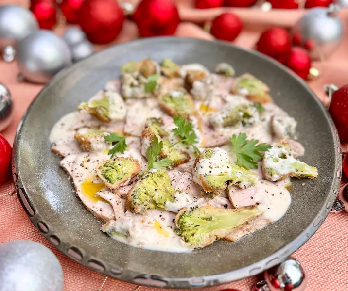 Lomo de cerdo con salsa de queso cabra y brócolis apanados