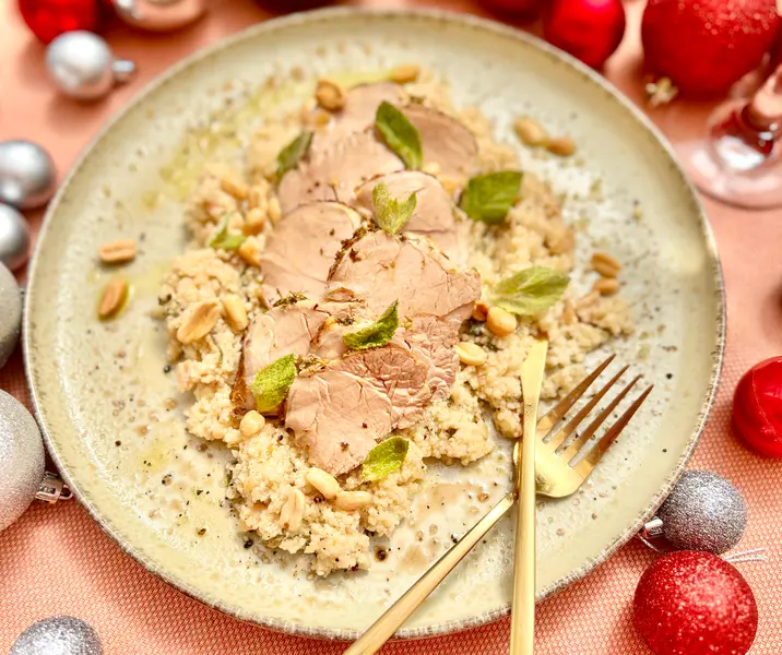 Filete de cerdo a la albahaca con cous cous menta maní