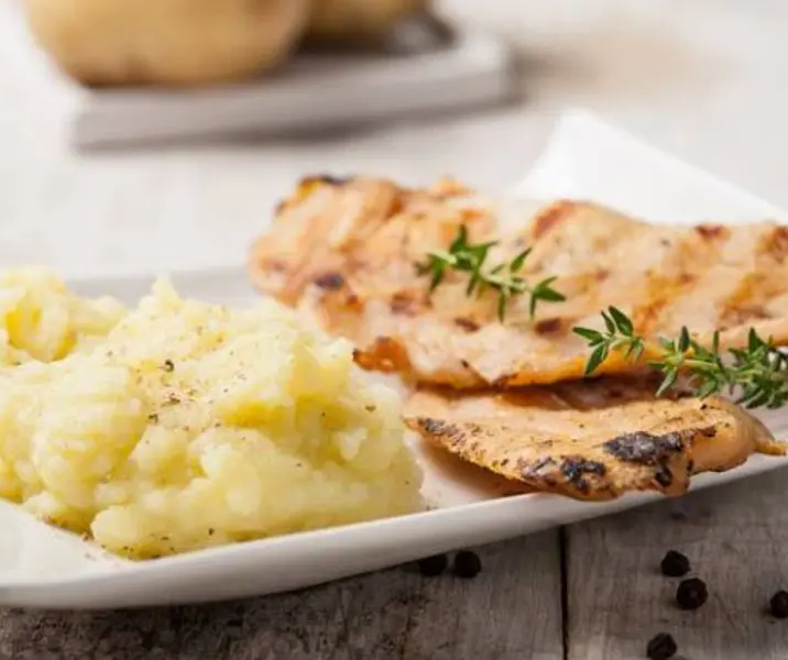 Pavo jugoso al horno y finas hierbas con puré de papas maría ayuda