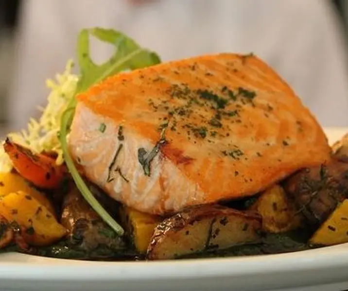 Salmón a la mantequilla con papas rústicas al horno maría ayuda