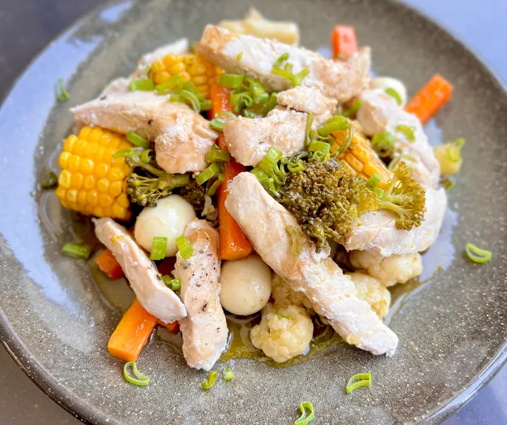 Ensalada de pollo al vapor con vinagreta cremosa