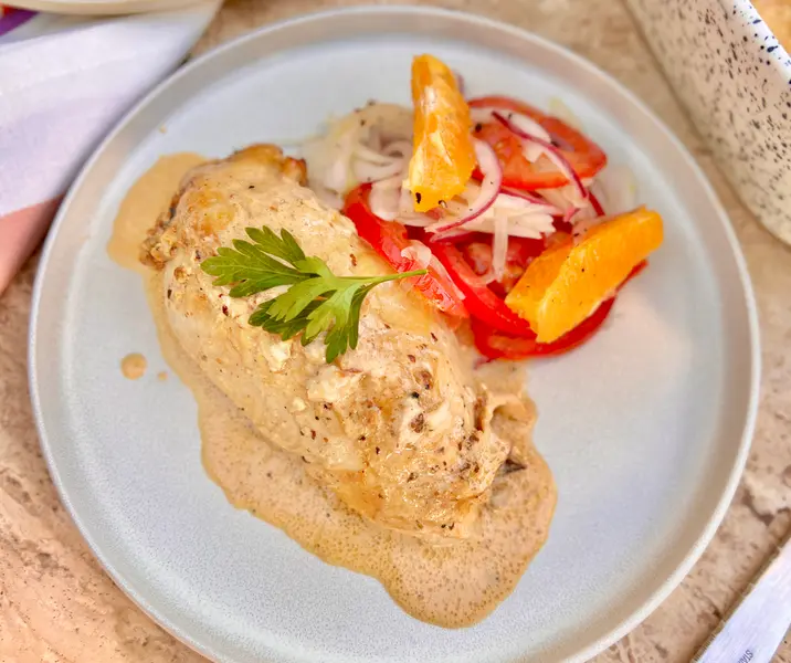 Pollo alimonado al horno con ensalada de tomate, naranja y cebolla