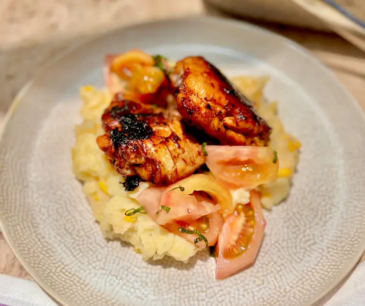 Trutros combinados de pollo a la parrilla con salsa bbq casera y puré con maíz dulce