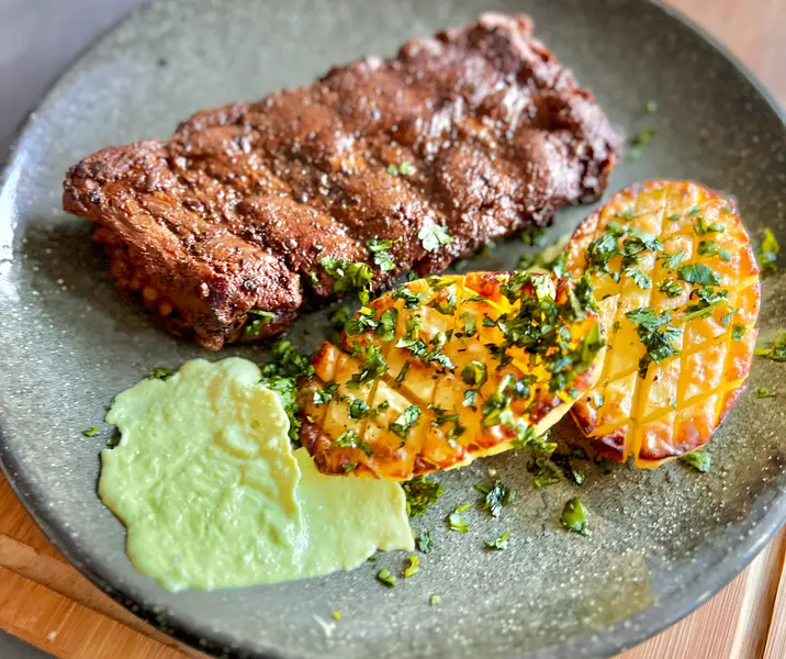 Baby back ribs a la olla con papas gold y chimimayo