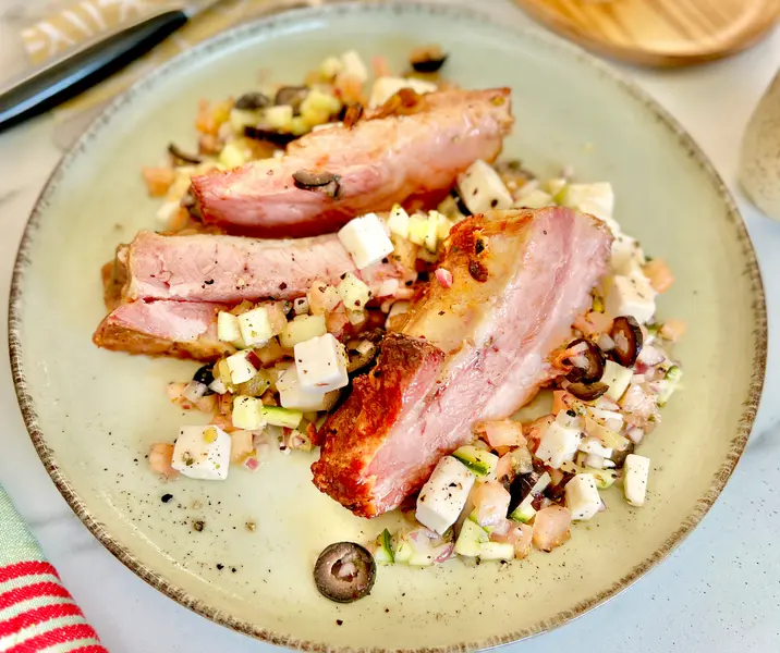 Costillar ahumado al horno con ensalada griega