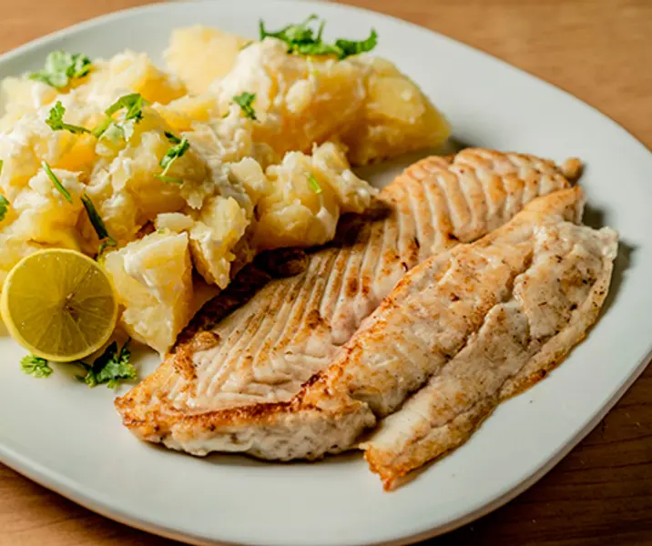 Pescado a la plancha con papas mayo maría ayuda