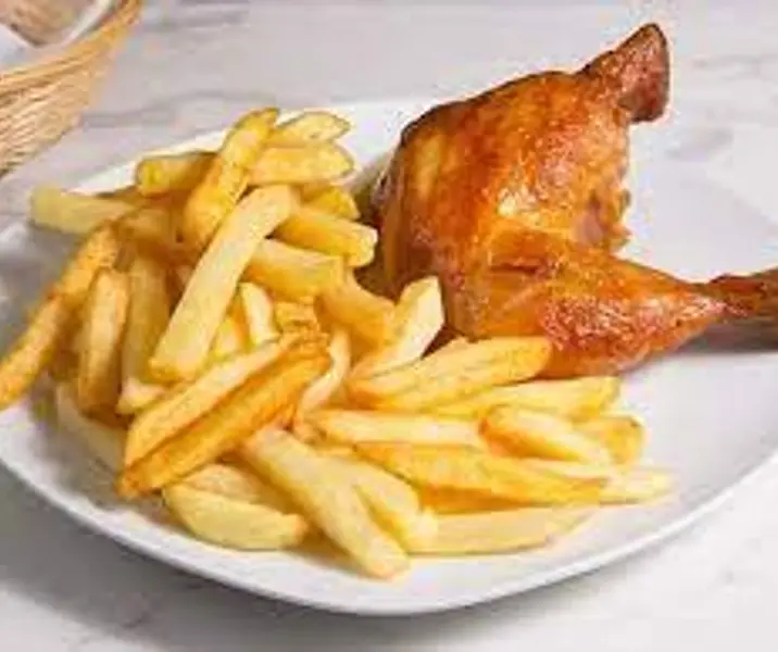 Pollo asado con papas fritas