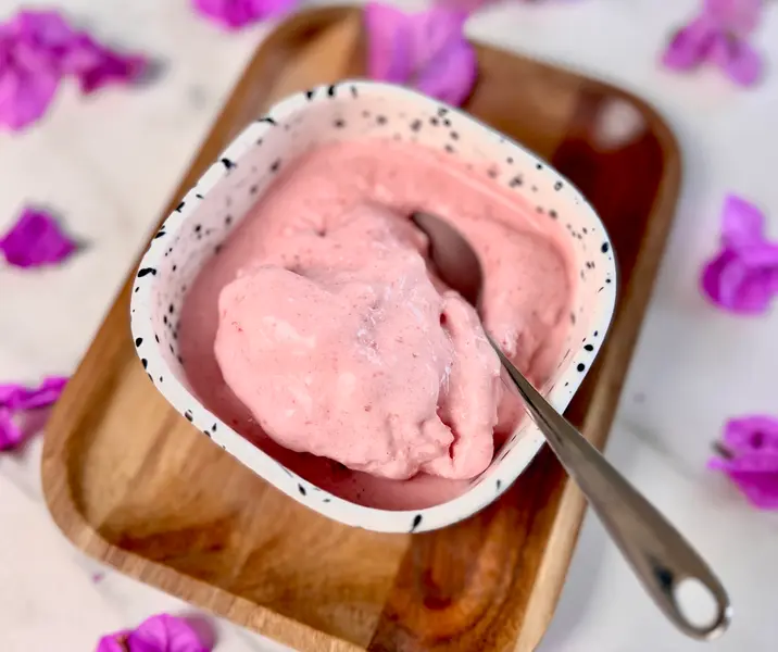 Helado cremoso de frutilla con canela y vainilla
