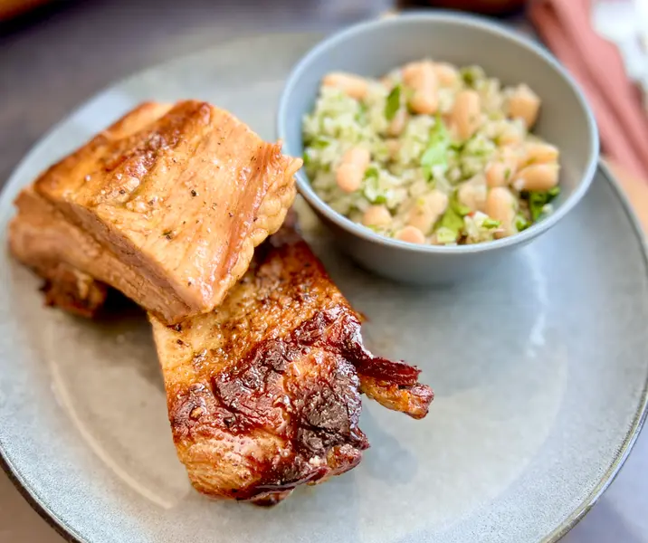 Costillar a la chilena con ensalada de porotos y salsa verde