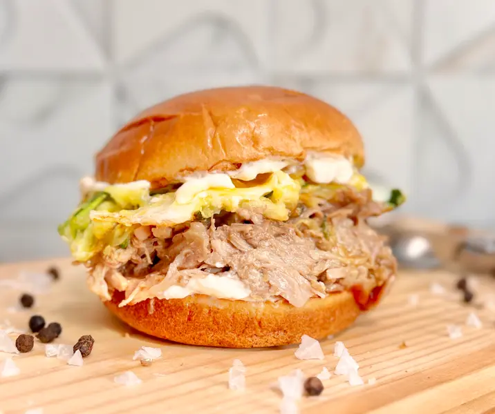 Sándwich de costillar desmechado de cerdo con niditos de zapallo italiano y huevo