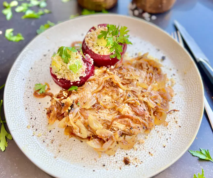 Plateada de lomo de cerdo encebollada con betarragas rellenas