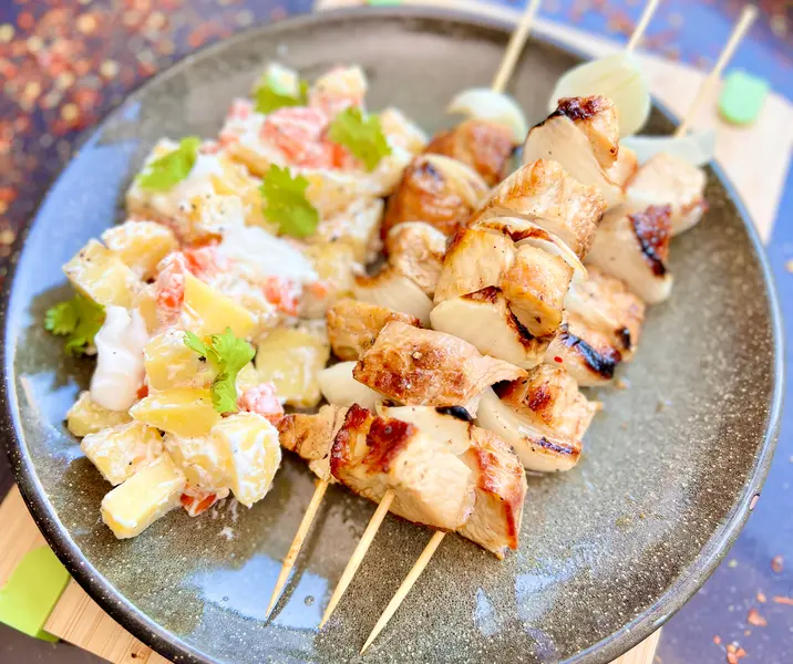 Brocheta de pavo a la parrilla con ensalada de papas mayo