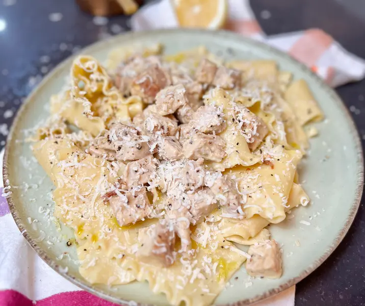 Pechuga de pavo easy cook con pasta gruesa al estilo cacio e pepe