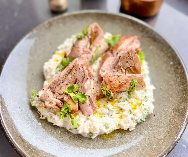 Trutro de pavo a la parrilla con ensalada de coliflor con yogurt y cebollín