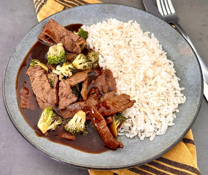 Carne al brócoli con arroz sin gluten