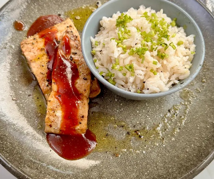 Salmón agridulce con arroz ciboulette sin gluten