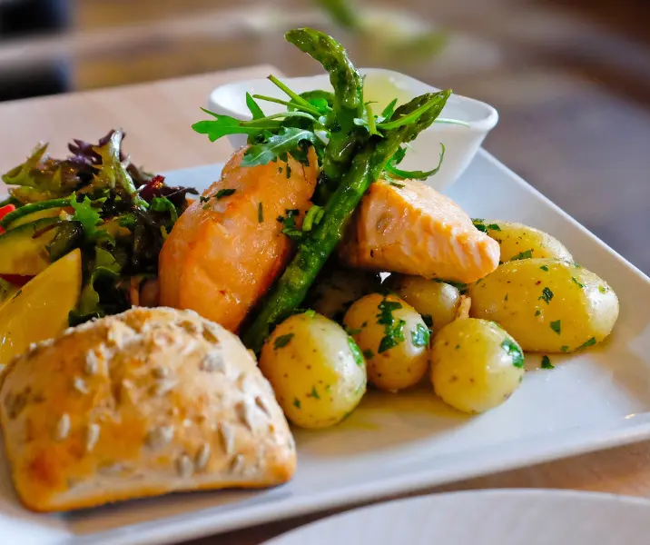 Salmón con papas enmantequilladas sin gluten