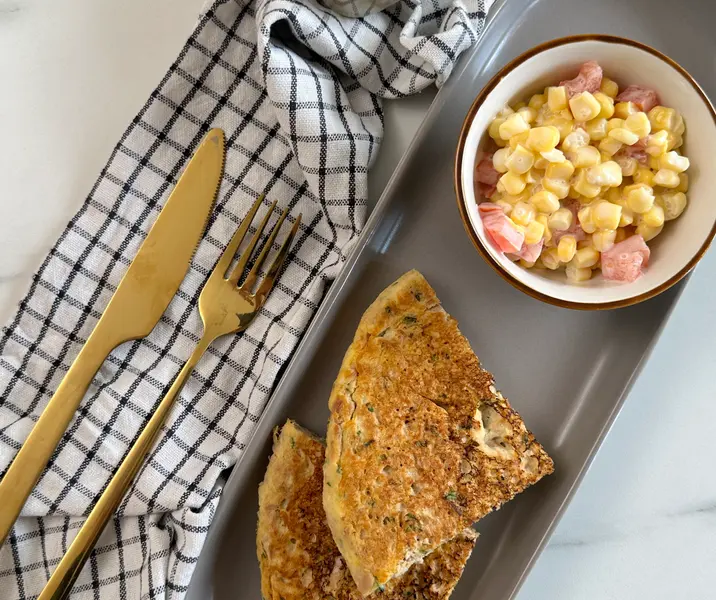 Tortilla de atún con ensalada de tomate y choclo sin gluten