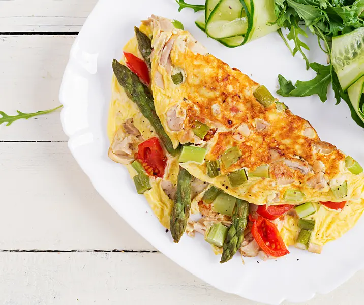Omelette de espárragos y choclo con hojas verdes sin gluten