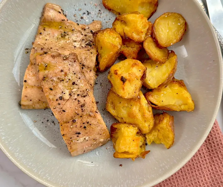 Salmón al horno con papas rotas sin gluten