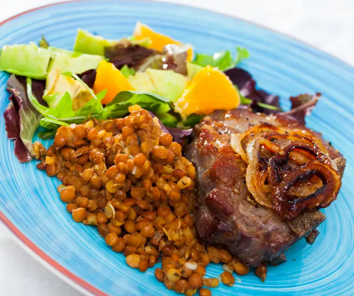 Ensalada de lentejas con plateada de cerdo asada sin gluten