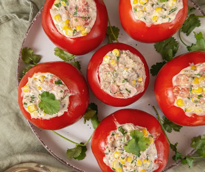 Tomates rellenos con atún y choclo sin gluten