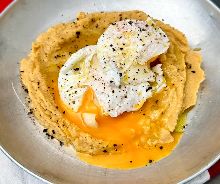 Puré de garbanzos con huevos al agua sin gluten