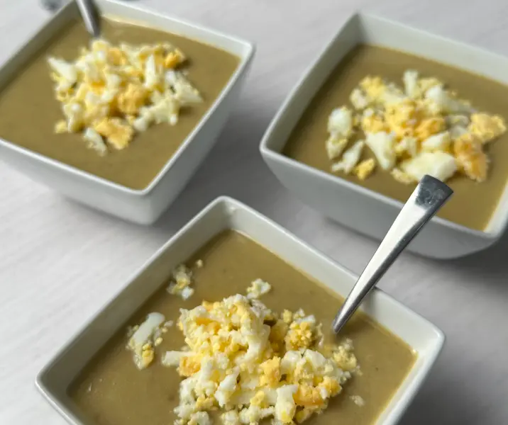 Crema de lentejas con huevo duro molido sin gluten