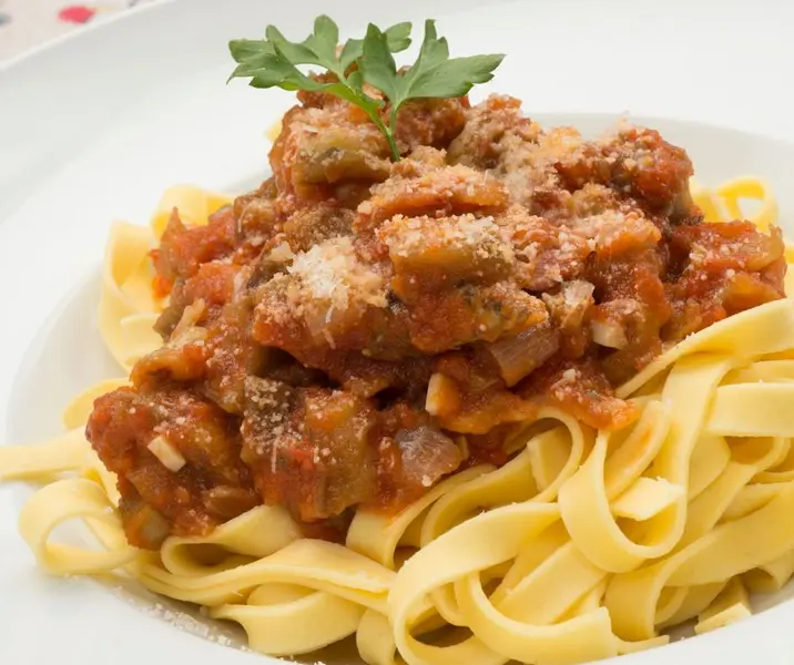 Tallarines con pasta de berenjena sin gluten
